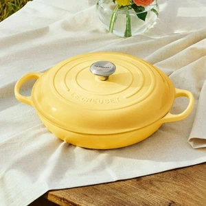 Le Creuset Emaillierter Signatur-Bräter aus Gusseisen, Kamille - Bild 1 von 7