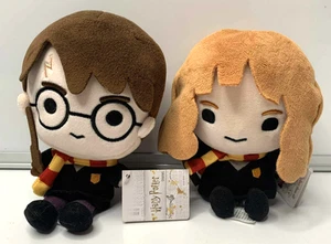 Juego de 2 peluches Harry Potter Mundo Mágico Harry/Hermione nuevo etiquetado (B2) - Imagen 1 de 4