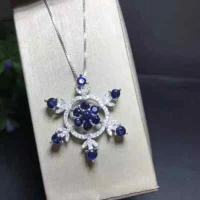 Colgante con racimo de zafiro azul simulado de corte redondo de 3 quilates enchapado en oro blanco de 14 k Foto 1 de 4