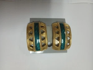 Nice Vintage FAUX TURQUOISE GREEN Clip-On Earrings Gold TONE RECTANGLE Curved - Picture 1 of 2