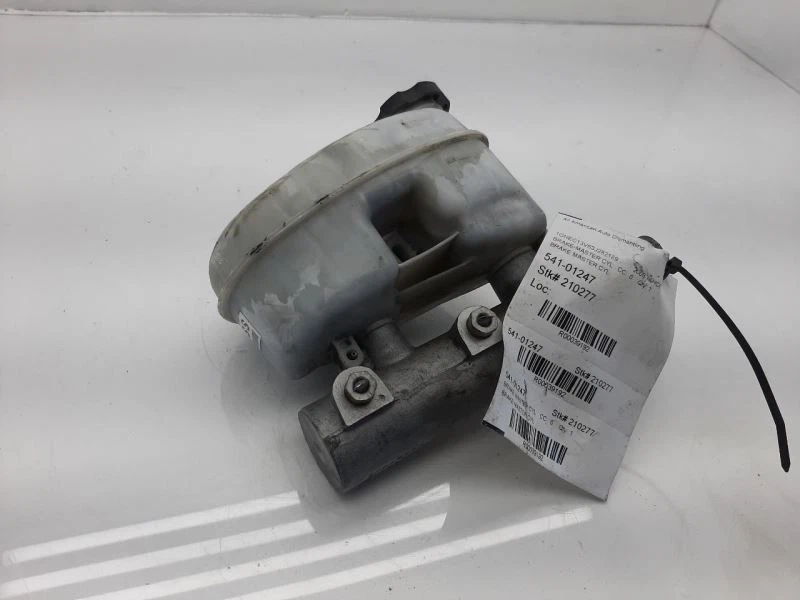 Главный тормозной цилиндр 03 04 05 06 07 GMC SIERRA 1500 PICKUP классический 18047527 - Изображение 1 из 4