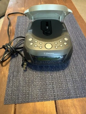 Emerson CD Stereo Clock Radio CKD-9901 Compact Programmable CD Tested  Foto 1 de 3