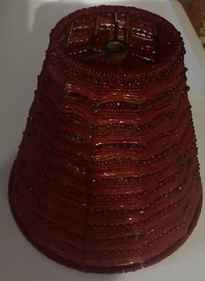 Pantalla de lámpara Pottery Barn vintage con cuentas rojas de 8 pulgadas de altura Foto 1 de 4