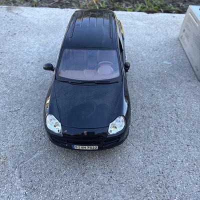 1998 VINTAGE Maisto 1/18 Scale Diecast Porsche Cayenne Turbo Green Special E - Image 1 of 4