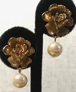 VINTAGE RARE NEW NOS SIGNED SARAH COVENTRY GOLD & PEARL ROSE DANGLE EARRINGS - Picture 1 of 12