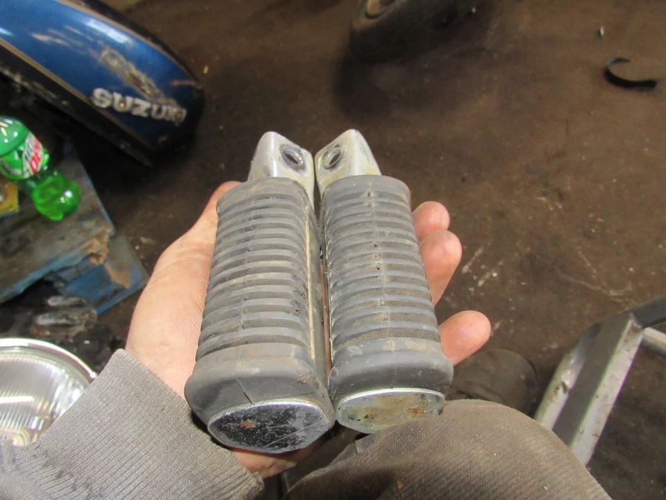 1982 suzuki gs1100 gl pinos traseiros esquerda direita - Imagem 1 de 1