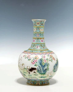 Eine hervorragende chinesische Famille Rose "Drei-Widder" Vase - Bild 1 von 14