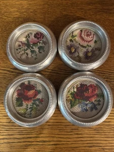 Lot de 4 anciens sous-verres en verre argenté avec fleurs à aiguille ~ Hong Kong - Photo 1/8
