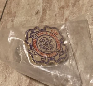LSU Fire & Emergency Training Institute Lapel Pin Metal Gold tone sealed in bag - Imagen 1 de 3