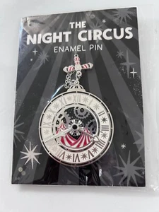 Pin grande esmaltado The Night Circus diseñado por Stacey McEvoy Caunt Illumicrate - Imagen 1 de 4