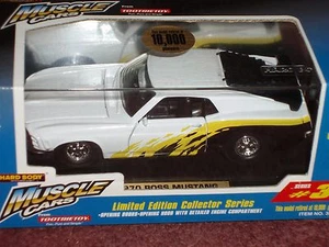 Tootsie Toy 1970 Boss Ford Mustang Street Machine blanco con vitrina 1/32 - Imagen 1 de 2