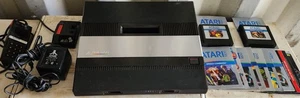 ATARI 5200 KONSOLE MIT 2 SPIELEN, 1 CONTROLLER, EXTRA HANDBÜCHERN, NETZTEIL & AV ADAPTER - Bild 1 von 9