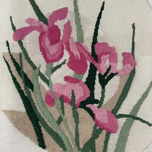 Flor de iris rosa punto de cruz parcialmente acabada hecha a mano - Imagen 1 de 5