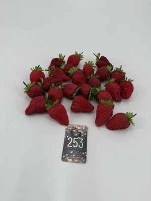 Una colección de fresas artificiales modernas con fines decorativos. Foto 1 de 3