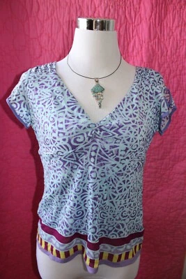 Blusa NICOLE MILLER Estampado Colorido Malla de Nailon Cuello en V Forrada Talla M Manga Gorra Foto 1 de 4