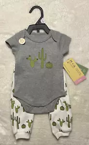 Body e pantaloni Monica+Andy organici 2 pezzi primi movimenti stampa CACTUS 0-3M nuovi con etichette - Foto 1 di 2
