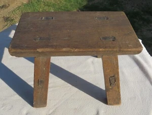 Antiguo taburete pequeño de madera hecho a mano - Imagen 1 de 7