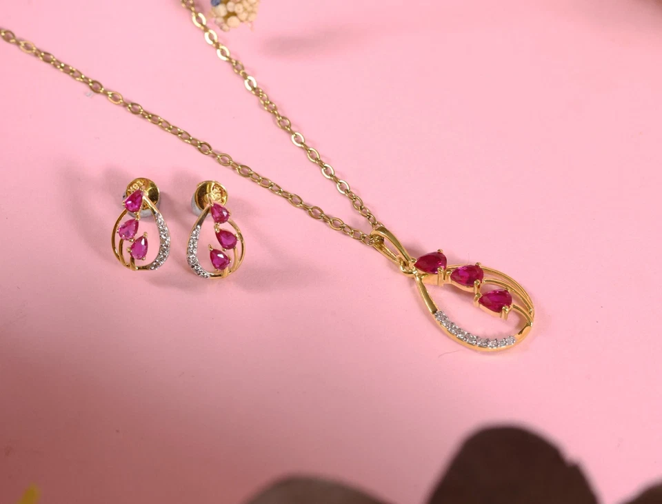 Colgante y aretes de diamantes de oro amarillo de 18 quilates | Diseño floral | 0,11 quilates | VS/SI-IJ Foto 1 de 4