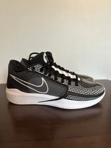Scarpe da corsa sportive Nike Sabrina bianche e nere FQ3391-002 donna taglia 7 - Foto 1 di 7