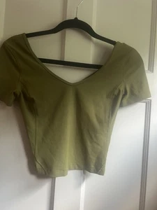 Lululemon Short Sleeve Top Size 2 Olive Green - Picture 1 of 4