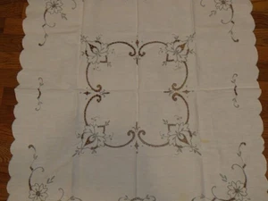 Vtg Unique Small Tablecloth Embroidered Cutwork Scalloped Edges Linen 30" Cream - Picture 1 of 4