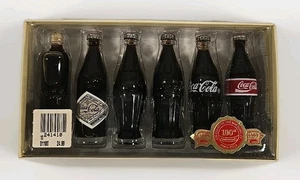 Botella Evolution of the Coca-Cola Contour 1899-1986 miniaturas 3,25" en 100 aniversario - Imagen 1 de 7
