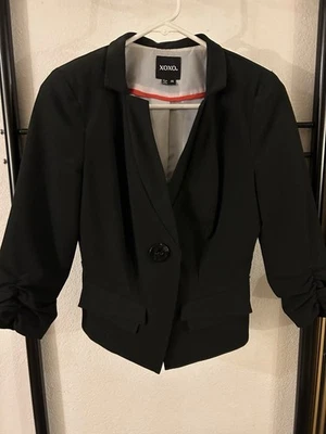 Женский черный блейзер XOXO в тонкую полоску с рюшами и пухлыми рукавами размер M б/у  - Изображение 1 из 4