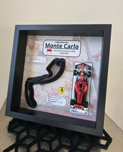 Quadro F1 2024 Espositivo Con Medello 1:43 e Pista Stampata Di Monte Carlo 25x25 - Foto 1 di 6