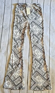 No Comment Black & White Women’s Paisley Print Knit Flare Pants Medium NWT - Picture 1 of 5
