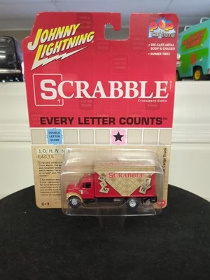 Camión de carga International 1999 "Scrabble" 1/64 Johnny Lightning JLSP257 Foto 1 de 2
