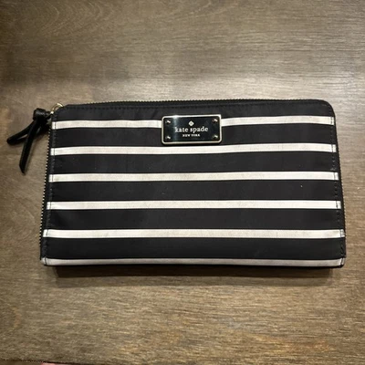 Cartera de viaje Kate Spade blanca y negra Neda Wilson por carretera porta billetes de identificación Foto 1 de 4