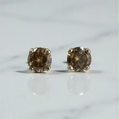 Aretes minimalistas vintage de diamantes marrones de oro amarillo de 14 quilates de 0,24 quilates Foto 1 de 4