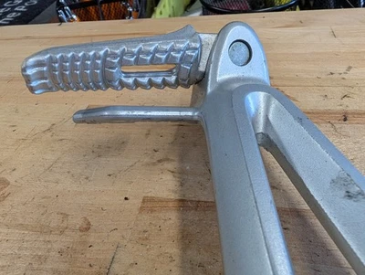 Reposapiés trasero izquierdo Suzuki GSXR600 GSXR750 298996 2011-2019 #G28 Foto 1 de 4