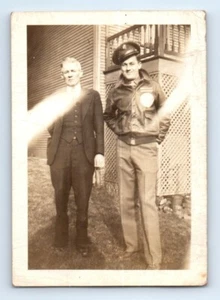 Piloto del Ejército de la Segunda Guerra Mundial en Chaqueta de Cuero Fotografía Instantánea de Padre 2.5"x3.5" c.1944 - Imagen 1 de 2