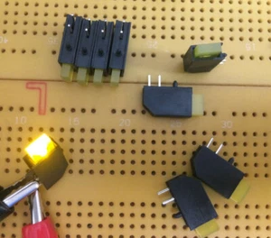 Gelbe rechtwinklige Leiterplatte LED Anzeige 2x5mm vertikale Leiste 583nm 110° 3,5mcd - Bild 1 von 1