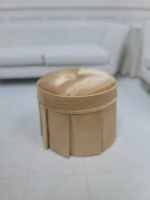 Miniatura de Casa de Muñecas Otomana Reposapiés Redondo de Satén Dorado Plisado con Botón Tuft Foto 1 de 4