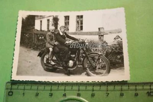 gran foto antigua - chicos en moto clásica - marca ??? - Años 30-40 - Imagen 1 de 1