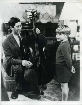 Foto original estampada de la familia real del príncipe Carlos Eduardo doble peso 1969 Foto 1 de 2