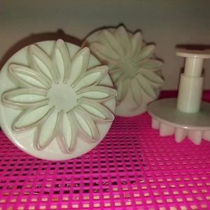 Clay craft cutters Floral Patterns Set 3 -3", 2 1/2", 2" - Picture 1 of 3