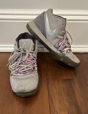 Tênis de basquete Nike Kyrie 5 Graffiti AQ2458-001 cinza meninos crianças 2,5 anos - Imagem 1 de 4