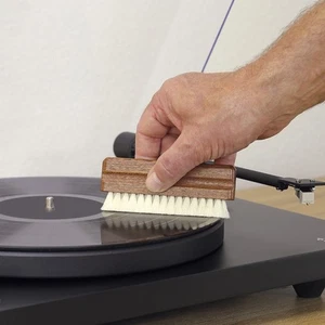 Dynavox ZB110 LP/cepillo de placa acústica madera Sapelli **Pelo de cabra natural** - Imagen 1 de 4