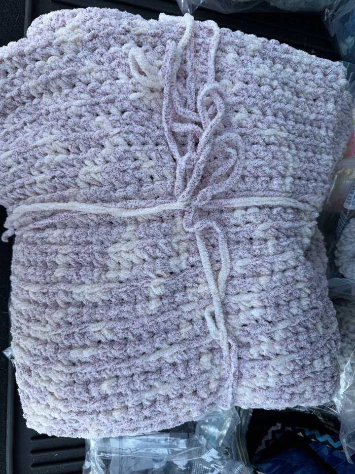 Manta de ganchillo hecha a mano rosa y crema para adultos Foto 1 de 1