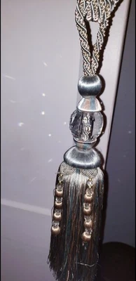 Precioso juego de cuatro lazos de cortina de seda y cristalina Foto 1 de 3