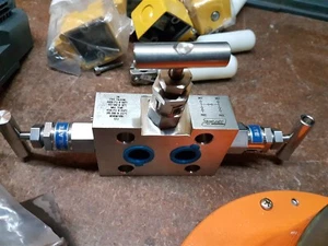 Hy-Lok M3VDMTV8N 3-port Single Block Flange Manifold Valve 6000psi 413bar - New - Picture 1 of 2