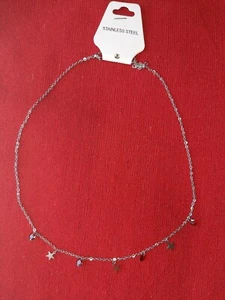 Collana girocollo in acciaio con ciondoli stelline e pietre rosse - Foto 1 di 4