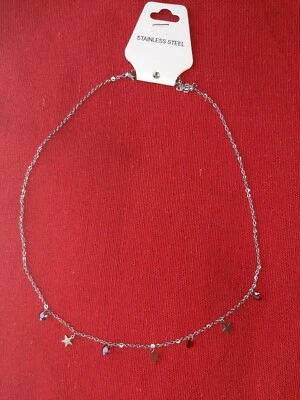 Collana girocollo in acciaio con ciondoli stelline e pietre rosse - Immagine 1 di 4