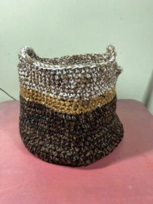 Bolso o bolso de cesta de ganchillo hecho a mano de 9" con asas marrón beige rústico rural Foto 1 de 4