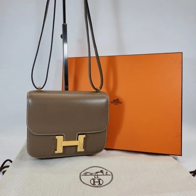 Hermes Constance III Mini 18 em Veau Tadelakt 18 Etoupe e ferragens tom dourado - Imagem 1 de 4