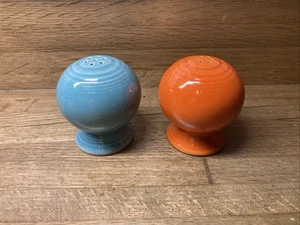 VTG Fiesta Ware Homer Laughlin Salt and Pepper Shakers Orange And Turquoise Set - Picture 1 of 4