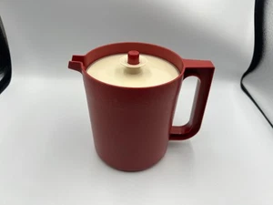 Sello de botón pulsador de jarra rojo Tupperware #1575-5 de 1,5 cuartos de galón - Imagen 1 de 6